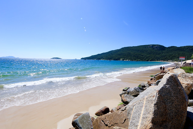 Compre sua passagem aérea para Florianópolis e conheça a Praia dos Ingleses.