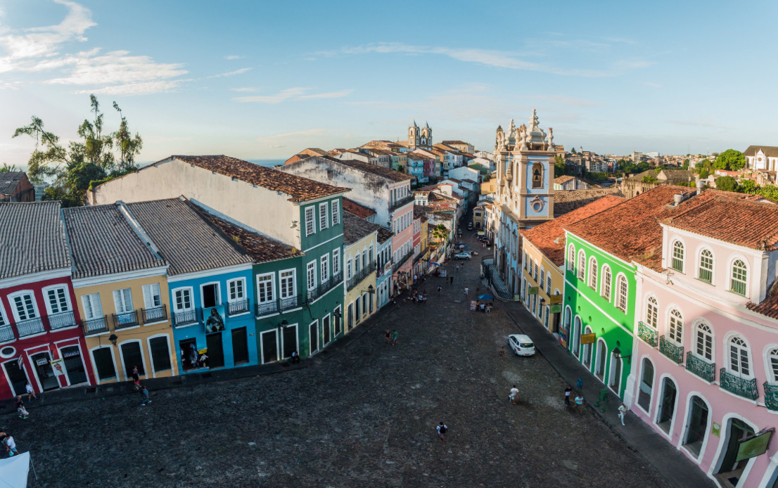 Imagem panorâmica de uma das ruas de Salvador.