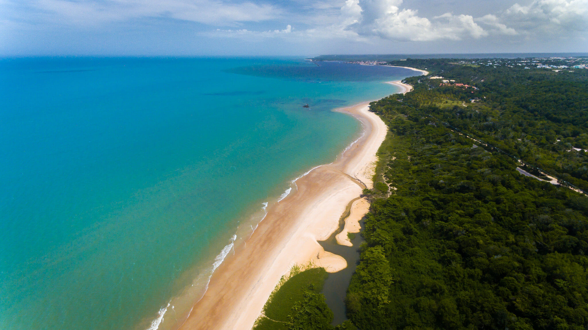 Vista aérea da Praia Mundaí em Porto Seguro.