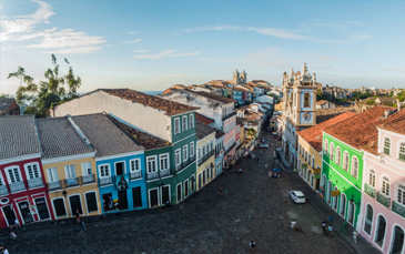 Imagem panorâmica de uma das ruas de Salvador.